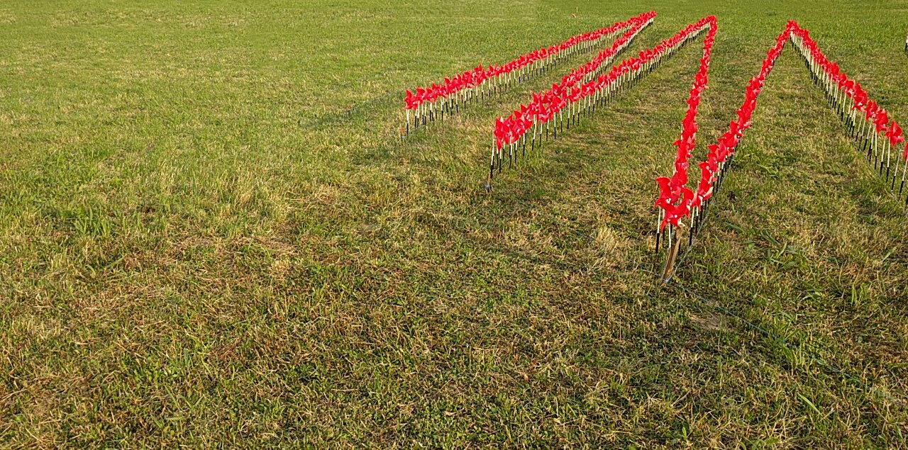 Photo de moulin à vent rouge dans un champ